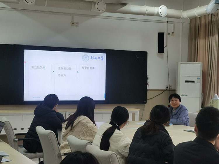 1700796904794482.jpg 图2 陈云霞副校长为新教师做讲座并进行互动交流.jpg