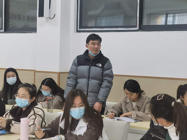 1700796914373559.jpg 图3 陈云霞副校长为新教师做讲座并进行互动交流.jpg