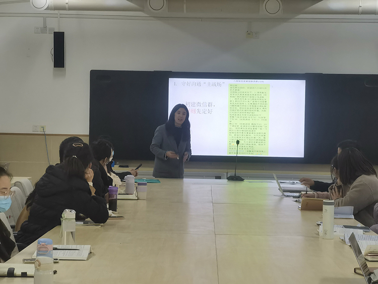 1700796927647787.jpg 图4 优秀班主任宋捷老师和青年教师进行体验式交流.jpg