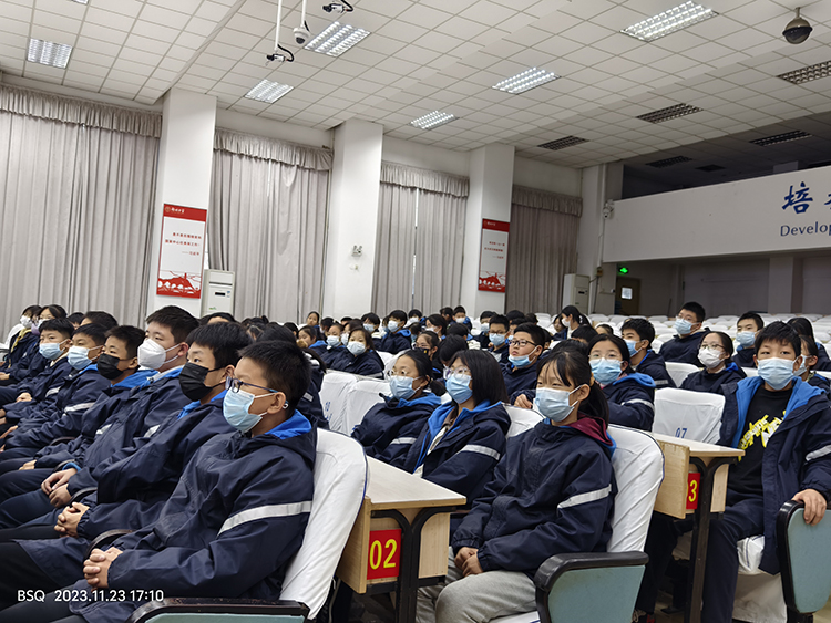 1700797146682287.jpg 图片3:同学们认真聆听孟教授的讲解.jpg