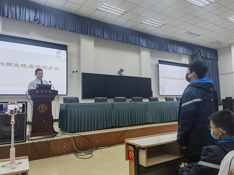 1700797166172338.jpg 图片4:孟教授和同学们积极互动.jpg