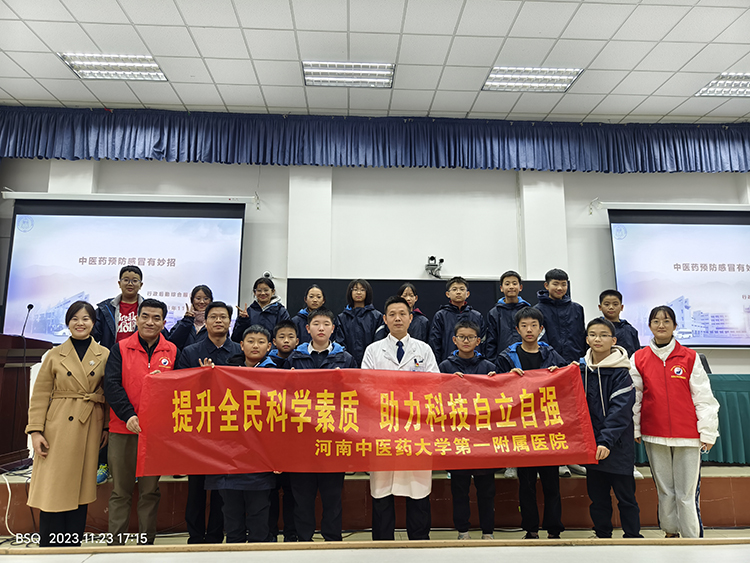 1700797195795285.jpg 图片6:孟教授和师生合影留念.jpg