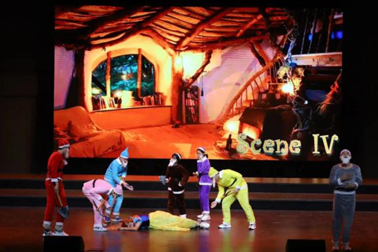 1700797379422236.png 图片5:话剧演出现场.png