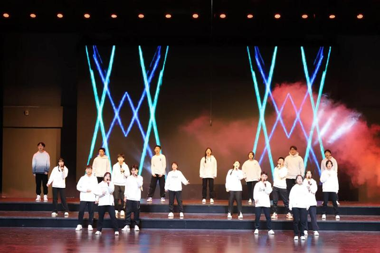 1700797406138108.png 图片7:歌曲《Stronger》合唱现场.png