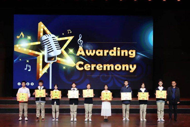 1700797428786741.png 图片9:高中部学生发展与服务中心副主任殷成斌为获二等奖班级颁奖.png