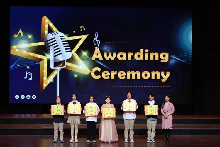 1700797436310823.png 图片10:高中部教科室主任徐利霞为获一等奖班级颁奖.png