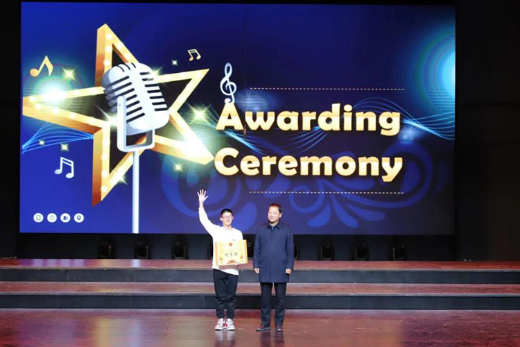 1700797446954610.png 图片11:高中部校长助理、教务处主任屈丙辰为获特等奖班级颁奖.png