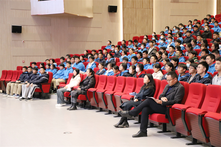 1701044976873072.jpg 图片4:同学们认真聆听.jpg