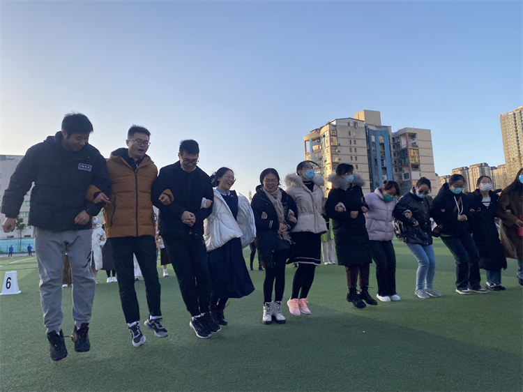 图片2：手拉手、反口令，在运动中放松身心、体验快乐 .jpg