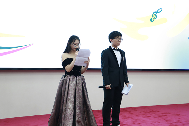 1703307809649548.jpg 图片2:梁子欣与曾宪梓同学主持决赛.JPG