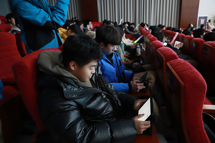 1703307897669258.jpg 图片5:同学们为欣赏的选手投票.JPG