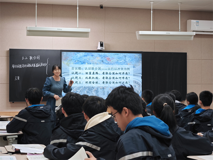 1705020663508696.jpg 图片1:武花妮老师授课.jpg