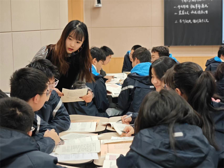 1705020681325185.jpg 图片2:安芳老师授课.jpg