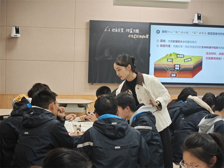 1705020766103471.jpg 图片5:邢甜甜老师授课.jpg