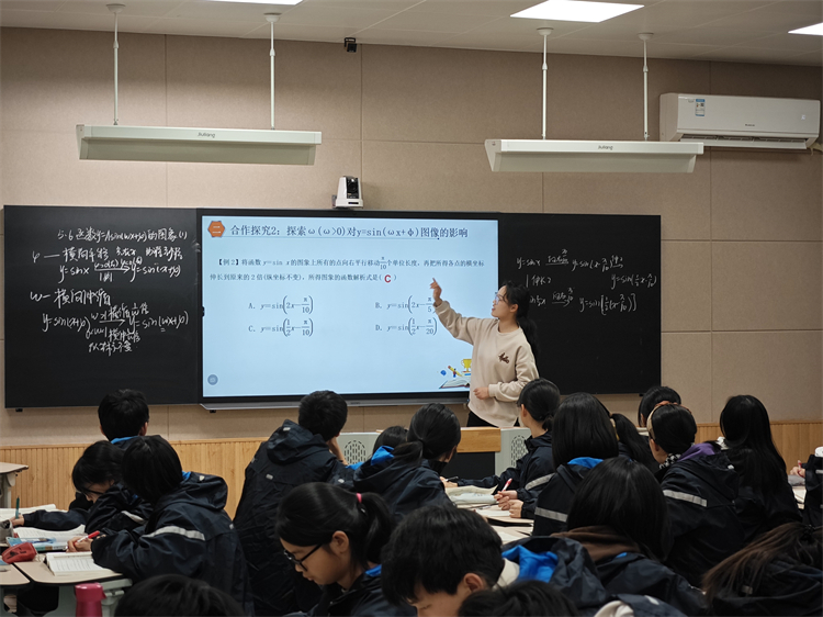 1705020784813040.jpg 图片6:蒋晨璞老师授课.jpg