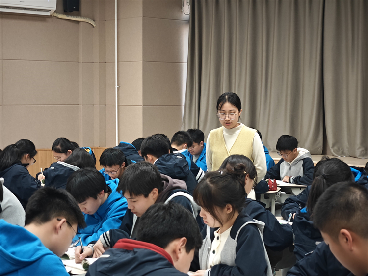 1705020849908542.jpg 图片9:唐欣辰老师授课.jpg