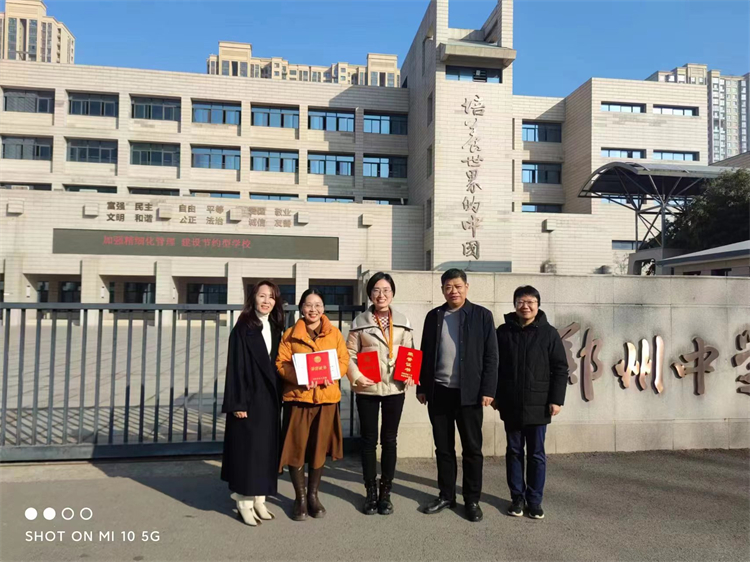 1705481533712291.jpg 图片1:LOGIN_焦点娱乐·(官方)代理招商直营平台
工会主席宁纪生、副校长陈云霞与获奖教师合影留念.jpg