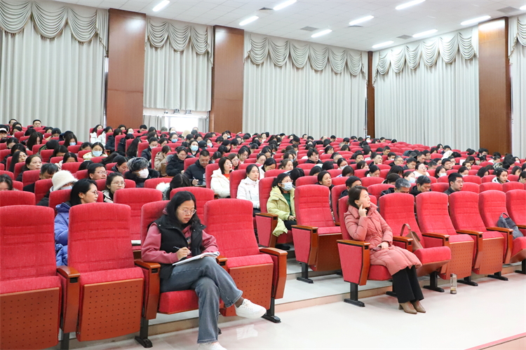 1708939807555023.jpg 图片五 教职工认真聆听做笔记.jpg