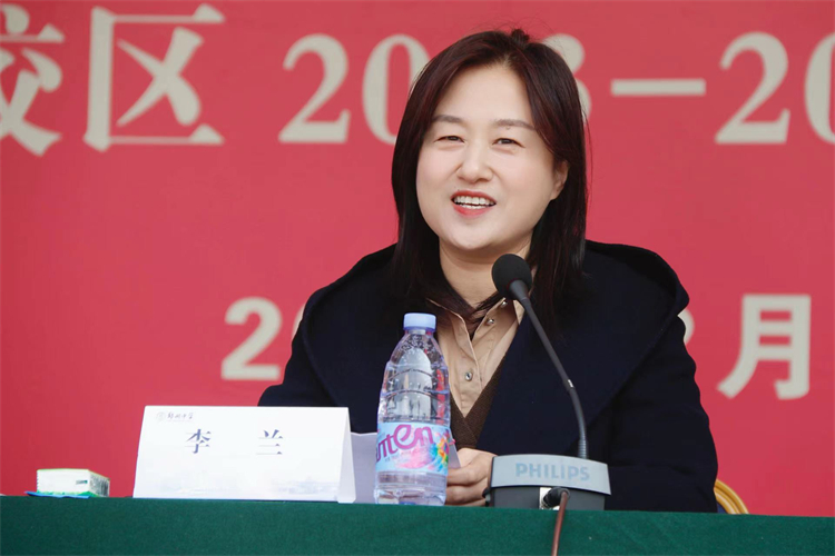 1709083099823452.jpg 图片1 :党委副书记、校长李兰主持开学典礼.jpg