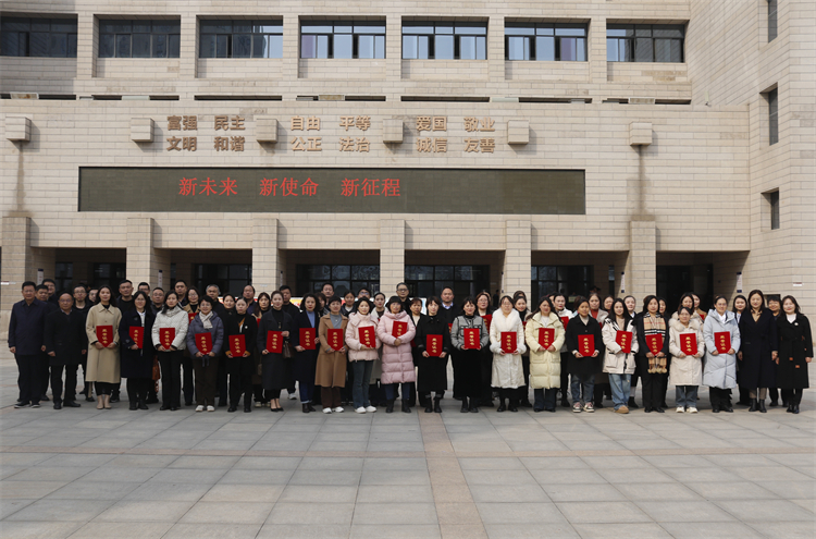 1709083307332859.jpg 图片12:优秀学生家长代表与学校领导合影.jpg