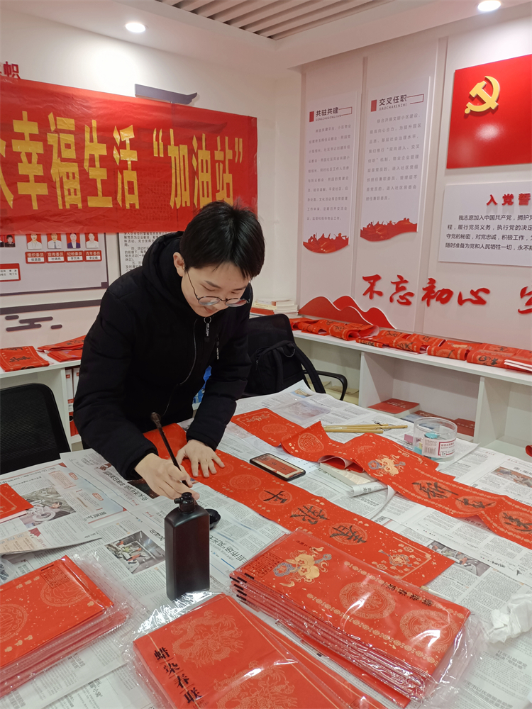 1709166452577852.jpg 图片8:学生进社区义写春联.jpg