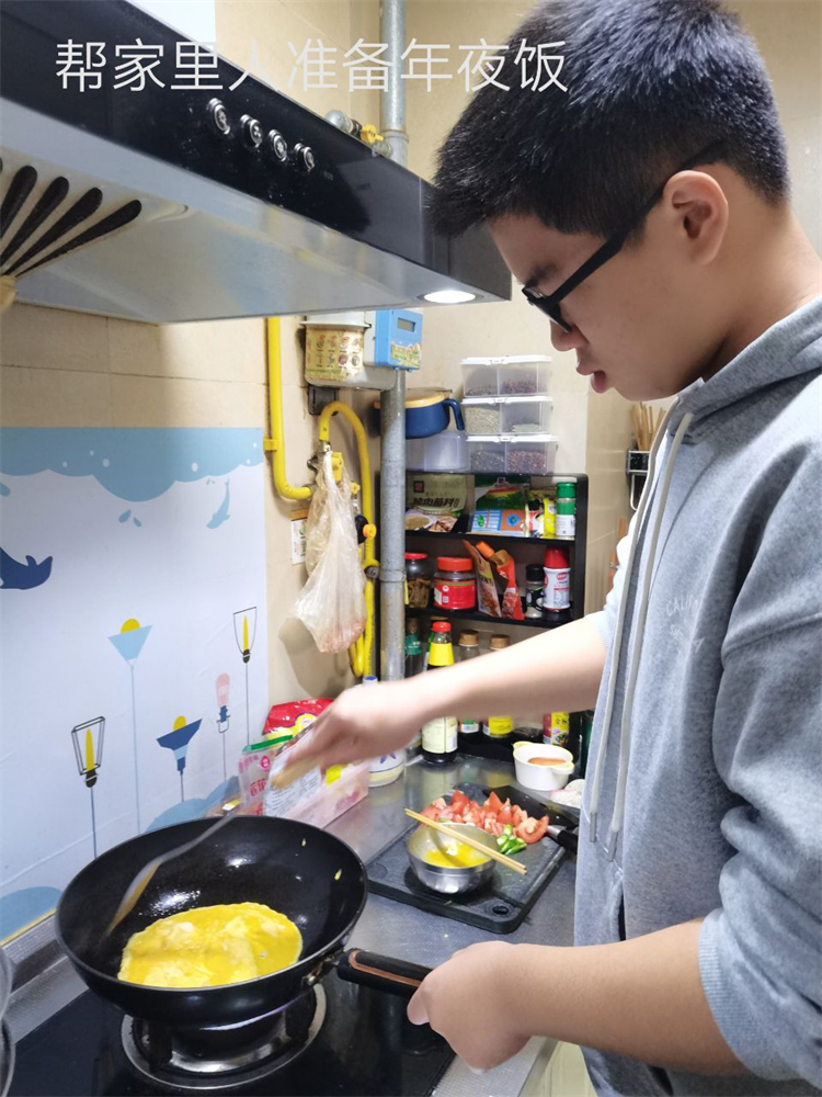 1709166519369427.jpg 图片12:帮家人准备年夜饭.jpg