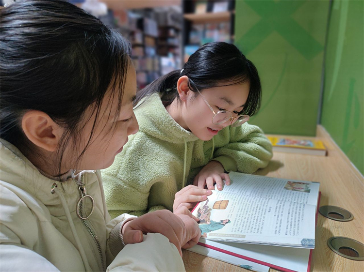 1709166646548090.jpg 图片19:亲子共读,其乐融融.jpg