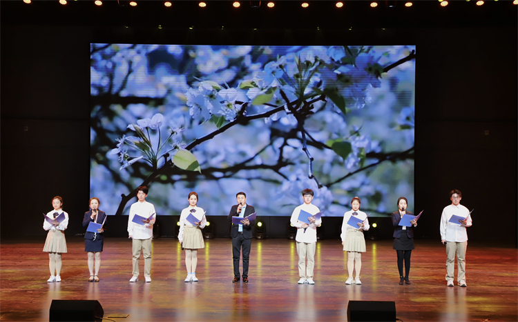 1709622963429446.jpg 图四:诗朗诵《致我的十八岁》.jpg