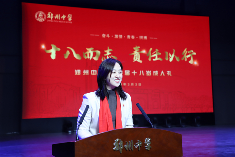 1709623060608268.jpg 图九:党委副书记、校长李兰给学生们加油鼓劲.JPG