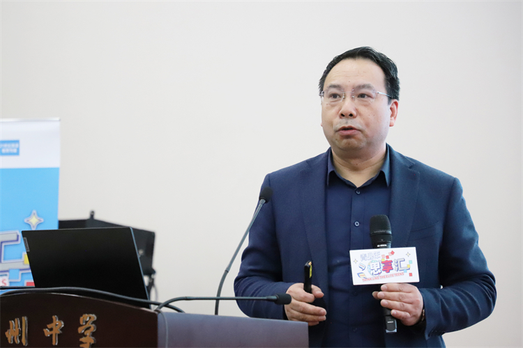 1710120287782332.jpg 图片3:郑州大学生态与环境学院副院长徐洪斌教授进行科普讲座.JPG