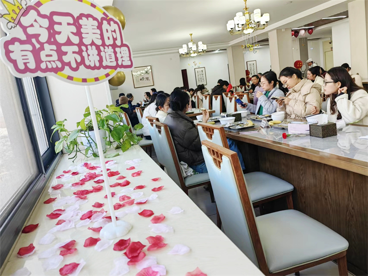 1710120572357889.jpg 图片4:女神们愉快用餐.jpg