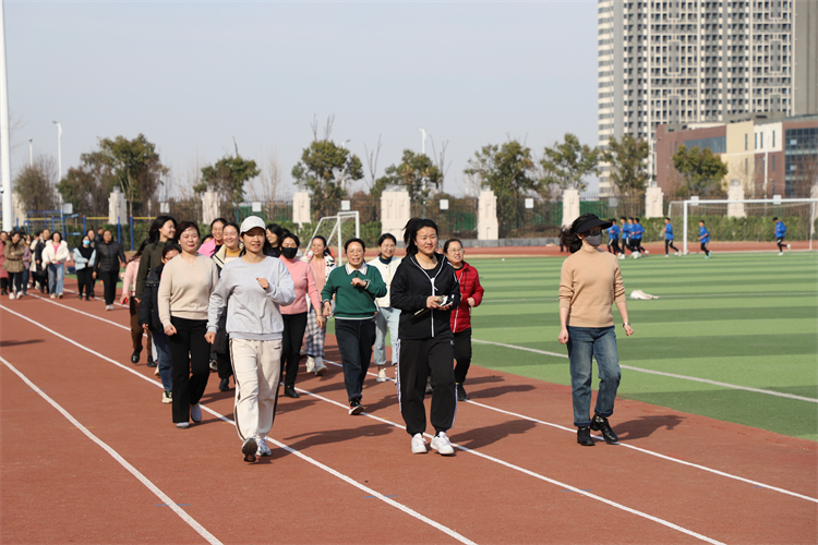 1710120617876428.jpg 图片7:女神们步履铿锵.JPG