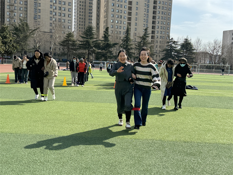 1710120639285195.jpg 图片8:女神们参与趣味活动.jpg