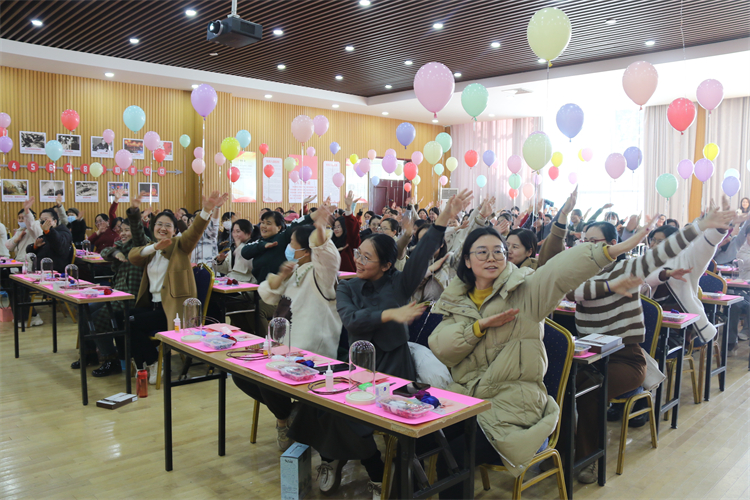 1710120717398477.jpg 图片10:女神们欢快互动.jpg