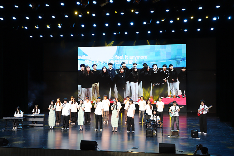 1717594934758267.jpg 图片13:韩国留学生演唱民歌《茉莉花》.JPG
