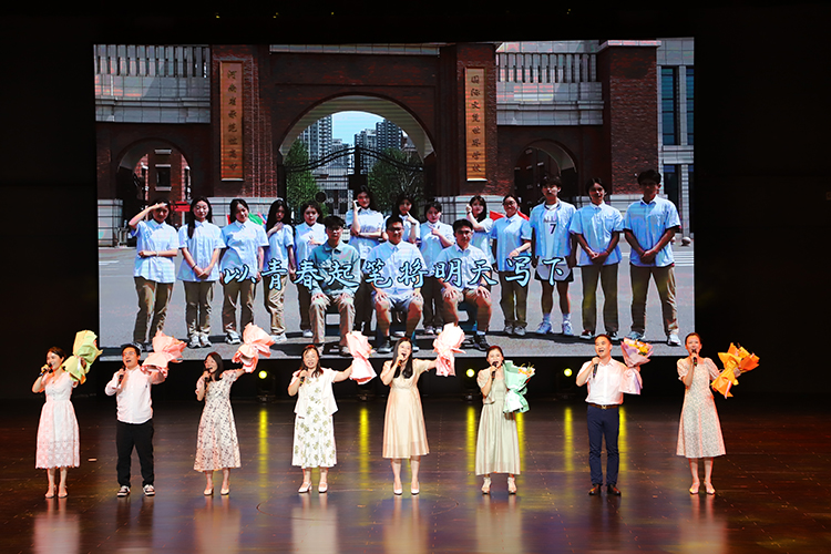 1717594941848766.jpg 图片14:教师演唱《一路生花》.JPG