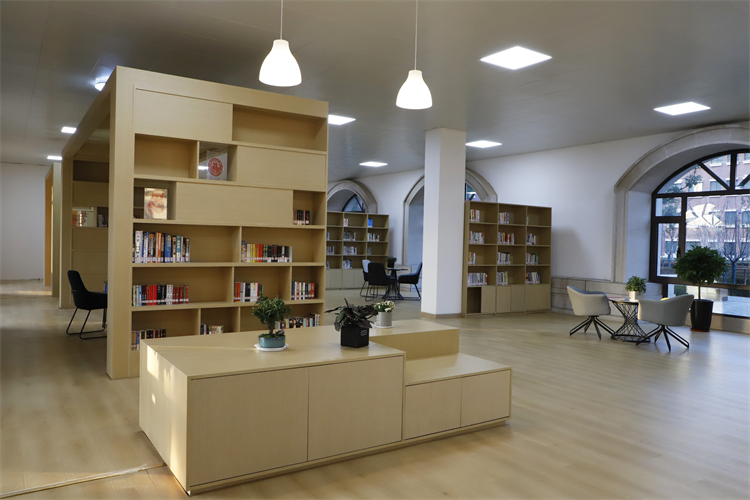 1718077252830864.jpg 外文阅览室.JPG