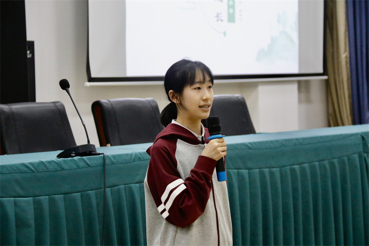 1718088970332439.jpg 图片5:参赛选手娓娓讲述自己在阅读中的成长.jpg