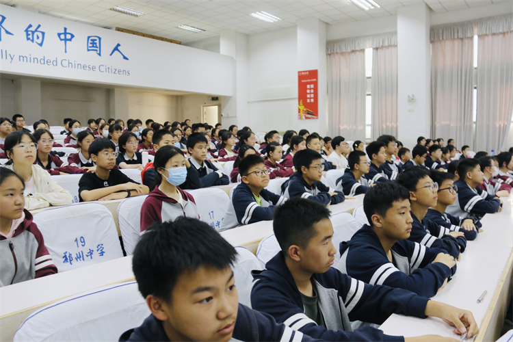 1718088978791177.jpg 图片7:台下观众聚精会神聆听分享.jpg