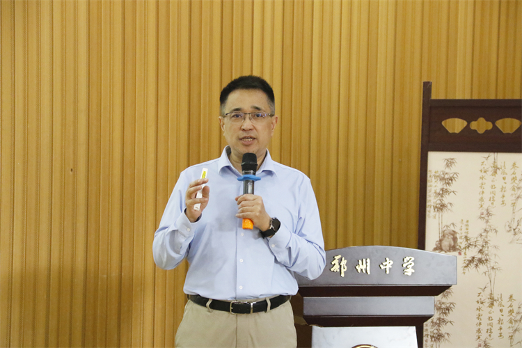 1718089141681584.jpg 图片1 周文胜老师做专题报告.JPG