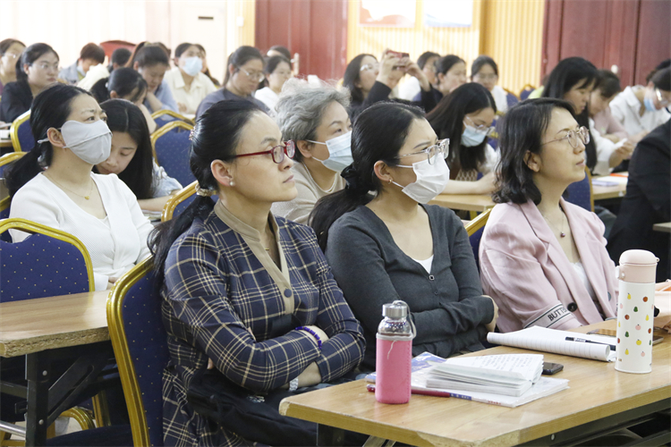 1718089152671062.jpg 图片2 学科主任、教研组长、备课组长认真聆听专题讲座.JPG