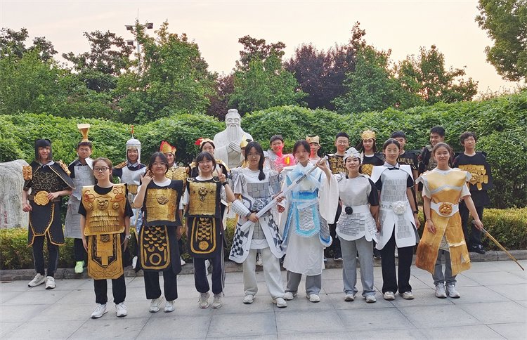 1718089453111675.jpg 图片1:孔子像前优秀铠甲合影.jpg