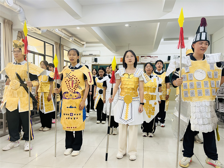 1718089525815746.jpg 图6:制作精良金色基调的盔甲.jpg