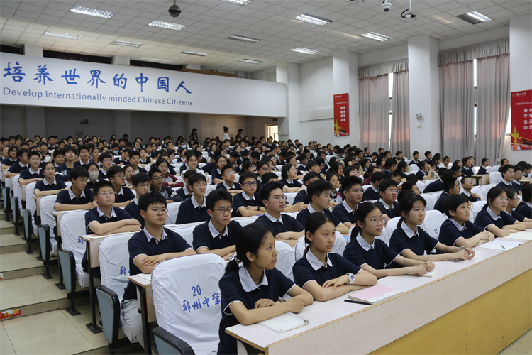 1718090578715411.jpg 图片8:学生们认真聆听.JPG