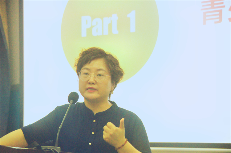 1718153050384311.jpg 图片2:主讲嘉宾郑晓做心理健康教育培训.jpg