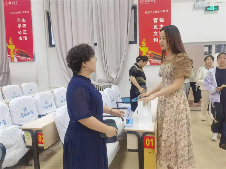 1718153083918607.jpg 图片5:培训会后与会教师与主讲嘉宾沟通交流.jpg