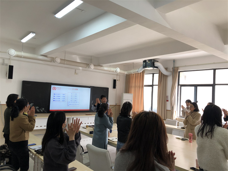 1718153799591373.jpg 图片2:教师们参与互动体验.jpg