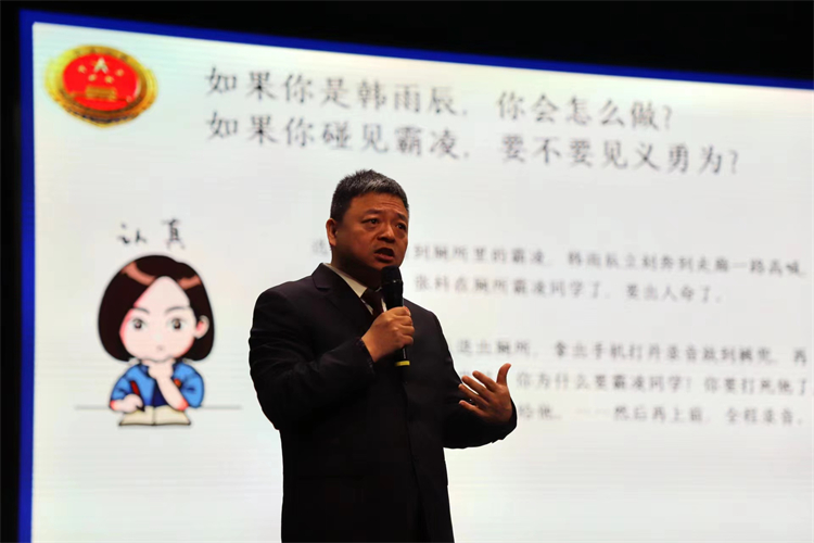 1718154277806572.jpg 图片二:曹青主任讲解.jpg