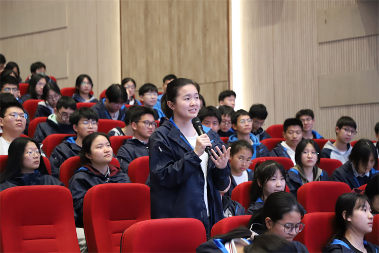 1718154286922010.jpg 图片三:学生踊跃参与.JPG