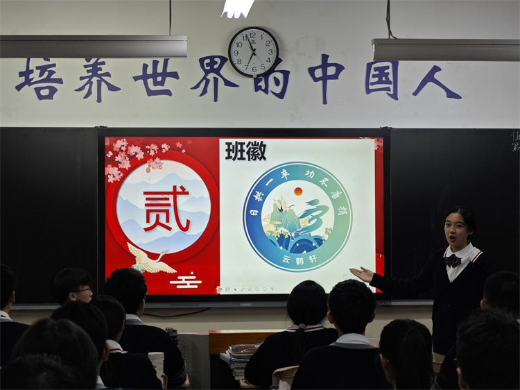 1718154881535748.jpg 图2 讲解员介绍班徽寓意.jpg